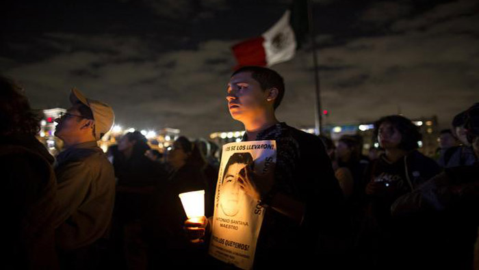 Un hombre en manifestación del denominado Día de Acción Global por Ayotzinapa. (Foto: Xinhua)