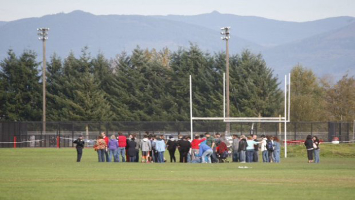Los estudiantes fueron evacuados de la escuela tras el tiroteo (Foto: The Seattle Times)