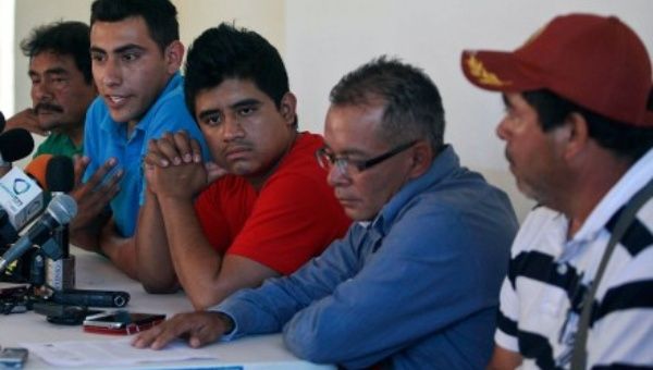 Familiares de los normalistas desaparecidos en una conferencia de prensa. (Foto: Germán Canseco)