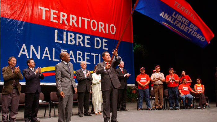 La Revolución Bolivarina, liderada por Hugo Chávez, erradicó el analfabetismo en Venezuela. (Foto: Archivo)