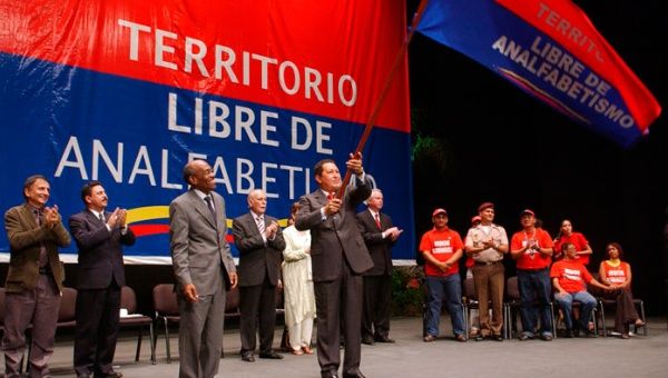 La Revolución Bolivarina, liderada por Hugo Chávez, erradicó el analfabestismo en Venezuela. (Foto: Archivo) 