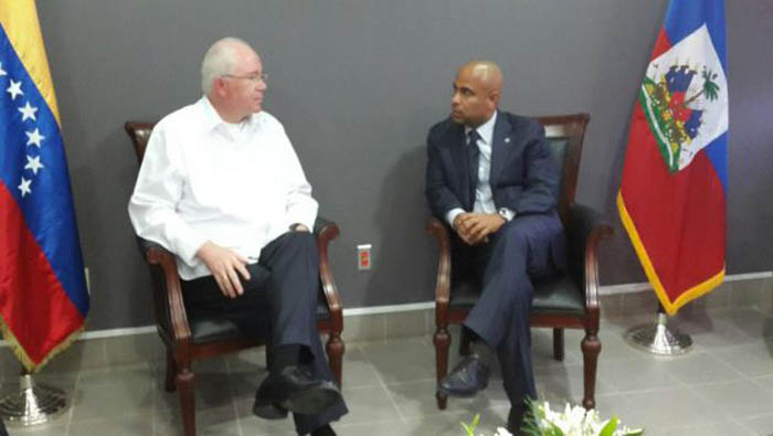 En el aeropuerto se encontraban el embajador de Venezuela en Haití, Pedro Canino, y el embajador de Haití en Venezuela, Lesly David. (Foto: @Vencancillería)