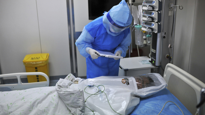 Garantizan distribución de equipos para la protección de personas que tratan a pacientes con ébola. (Foto: Reuters)