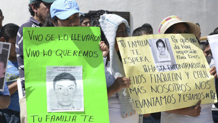 Padres de normalistas no confían en peritaje mexicano