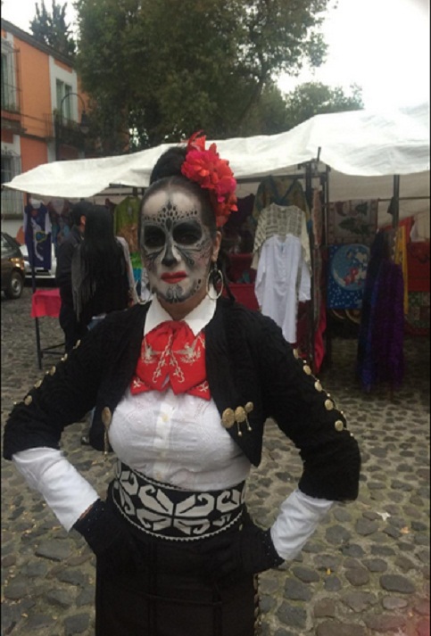 El típico traje de mariachi complementa el rostro pintado como calavera de esta mujer mexicana (Foto: teleSUR)