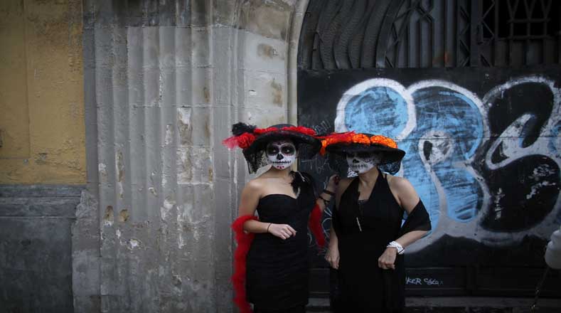 Las mujeres se pintaron la cara con la popular figura mexicana, Catrina (Foto: Reuters)