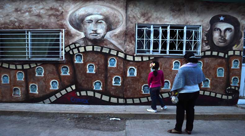 En la Normal Rural de Ayotzinapa celebraron el Día de los Muertos con murales por sus 43 alumnos desaparecidos. (Foto: EFE)