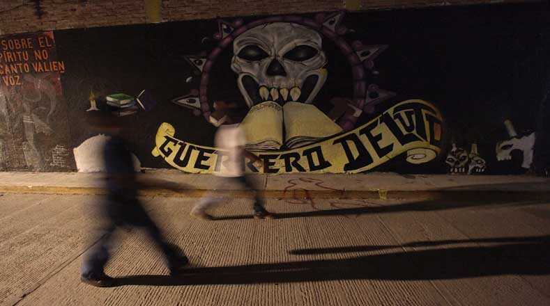 "Ayotzinapa de luto" se lee en un mural pintado por estudiantes para exigir la presentación con vida de los normalistas. (Foto: Reuters)