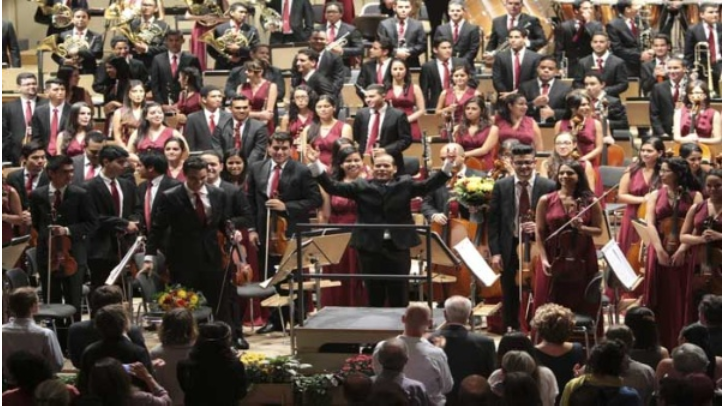 Durante diez minutos fue aplaudida la Sinfónica Juvenil de Caracas (Foto: EFE)