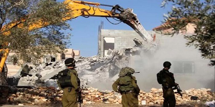 La demolición sistemática de casas pertenecientes a los palestinos en sus propios territorios se realiza con la finalidad de llevar a cabo el proyecto de judaización de la región. (Foto: HispanTv)