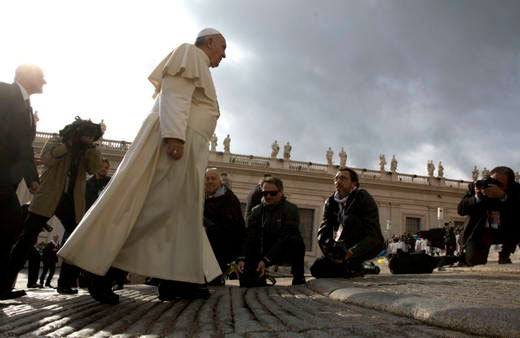 Papa Francisco llega caminando a su audiencia pública de todos los miércoles en la Plaza San Pedro (Foto: AP)