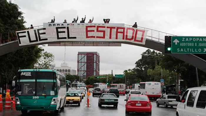 En varias regiones de México llevan a cabo acciones de calle para exigir la aparición de los 43 normalistas. (Foto: La Jornada)