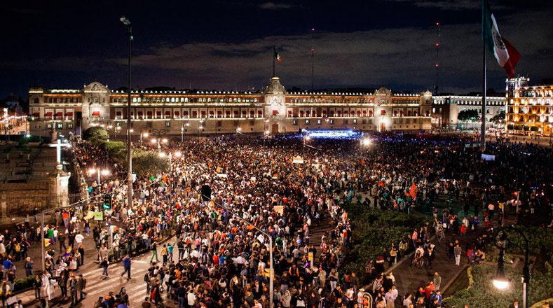 Miles de mexicanos reclaman el regreso con vida de los 43 normalistas en la plaza Zócalo (Foto:ElUniversal)