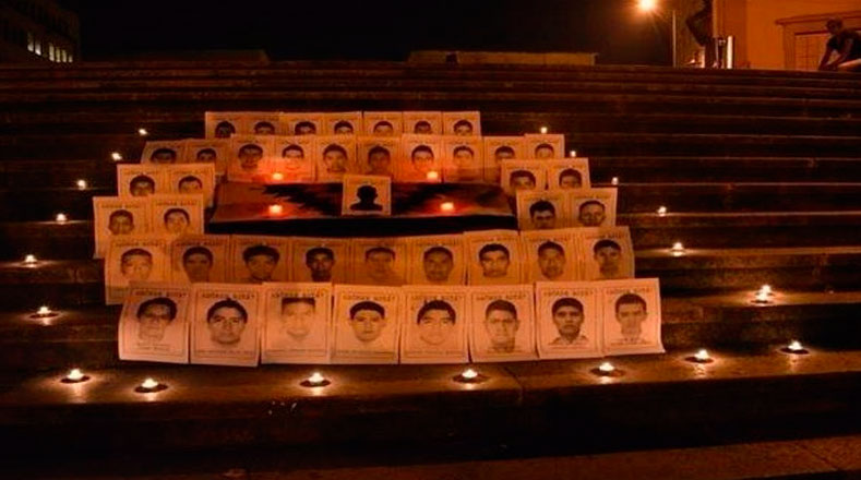 Las velas seguirán encendidas hasta que aparezcan vivos los 43 estudiantes (Foto:Twitter)