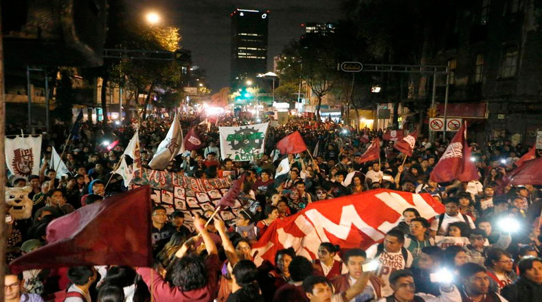 Las inmediaciones de la plaza Zócalo se vistieron de solidaridad por Ayotzinapa (Foto:EFE)