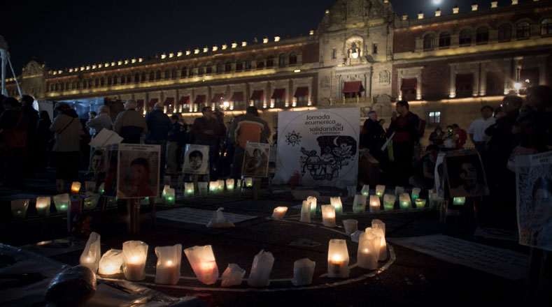 Siguen encendiendo velas para pedir por la vida de los estudiantes (Foto:Xinhua)