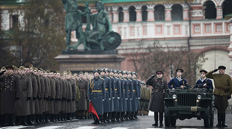Vehículo de combate de época y soldados uniformados desfilaron por la Plaza Roja. (Foto: RIA Novosti)