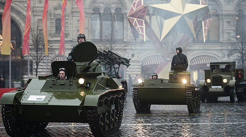   Un tanque soviético ligero T-60 (a la izquierda). (Foto: RIA Novosti)