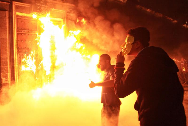 Un grupo de manifestantes incendió la puerta principal del Ejecutivo mexicano. (Foto: EFE)