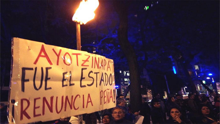 Los manifestantes exigen la aparición con vida de los normalistas. (Foto: @Silvestre86)
