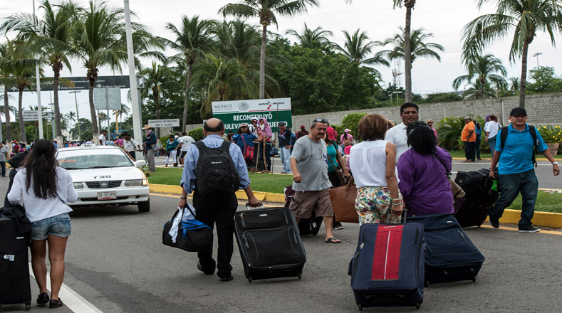 Un grupo de turistas intentó ingresar al aeropuerto, pero fueron devueltos por los policías.
