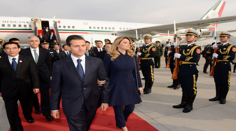 Mientras tanto, en China, el presidente mexicano Enrique Peña Nieto asistía junto a su esposa a un evento diplomático.