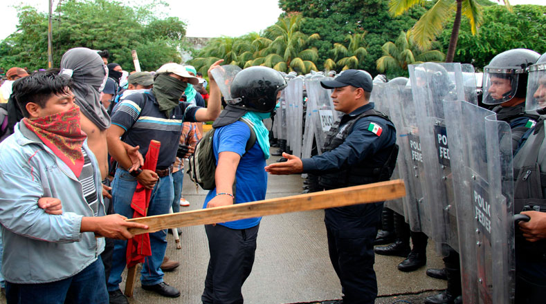 Los manifestantes expresaban su indignación a los organismos policiales, que el 26 de septiembre pasado arremetieron contra los estudiantes de Ayotzinapa.