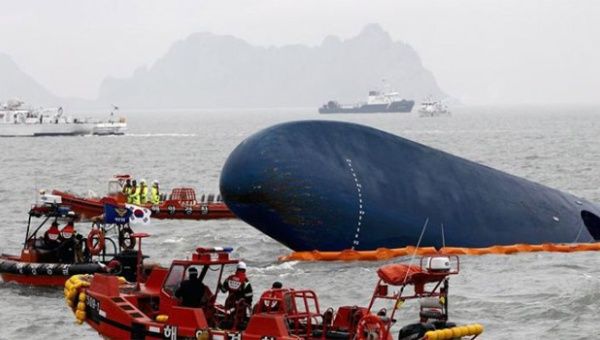Oficiales de la guardia costera surcoreana pusieron fin a la operación de rescate tras el naufragio del ferri Sewol. (Foto: Reuters)