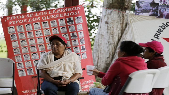 Familiares de los 43 estudiantes exigen al Gobierno la aparición de sus seres queridos. Reuters.
