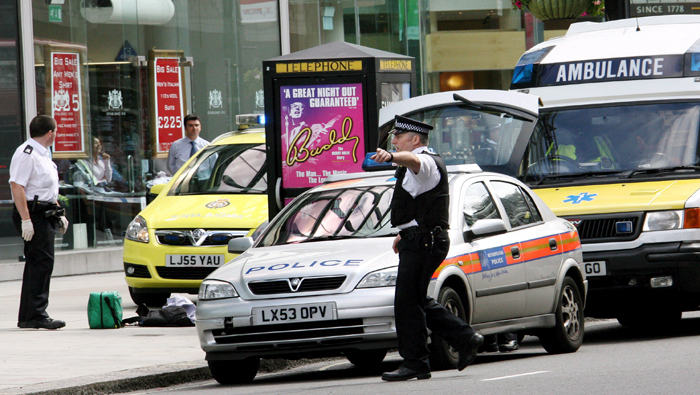 La policía de Londres activó un operativo de seguridad tras la entrega de la bomba. (Foto: EFE).