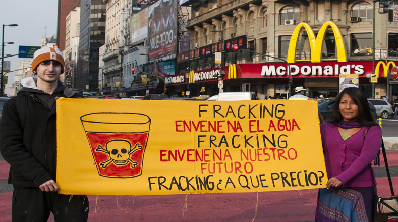 Activistas argentinos se manifiestan contra el acuerdo entre Yacimientos Petrolíferos Fiscales (YPF) de Argentina y Chevron, para desarrollar la producción de hidrocarburos en el yacimiento de Vaca Muerta, en Buenos Aires, Argentina. 28-07-2013