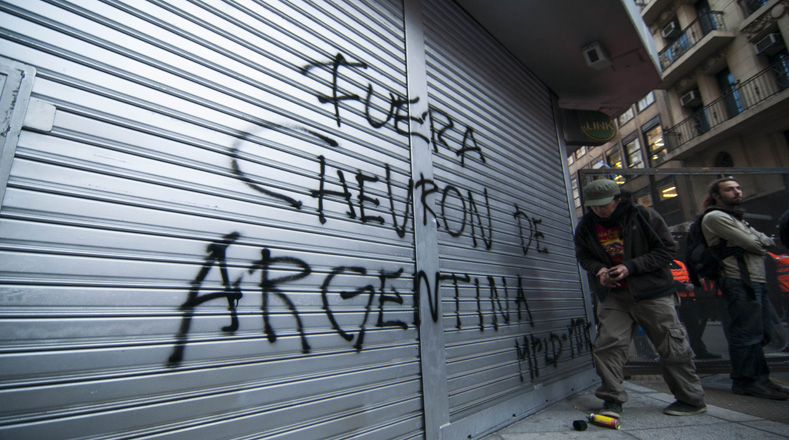 Los argentinos rechazan que Chevron, petrolera que derramó 103 millones de litros de Petróleo en Ecuador con el uso del fracking, lo haga también en Argentina. 28-07-2013