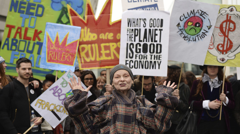 La diseñadora británica Vivienne Westwood (centro) lidera la marcha contra el fracking en Reino Unido. 19-03-2014