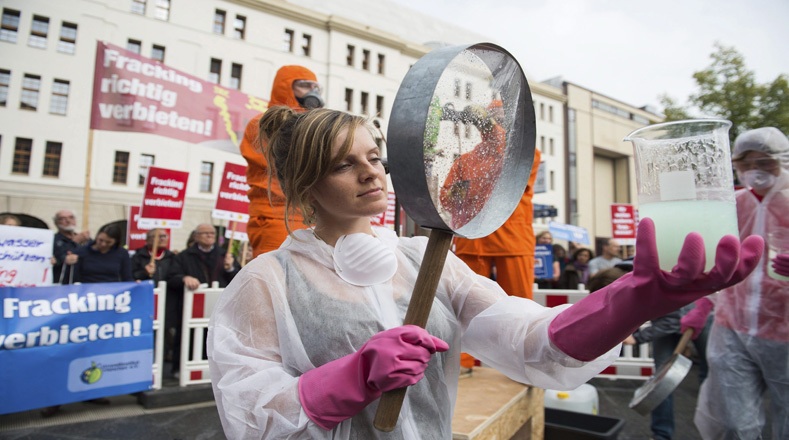 Activista ambiental Jana Pittelkow participa en una manifestación contra el fracking fuera del Ministerio Medio Ambiente alemán en Berlín. 30-09-2014
