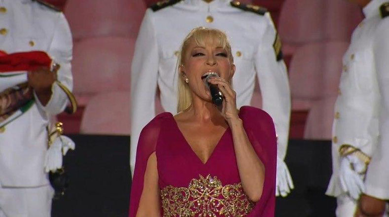 El Himno Nacional de México fue interpretado por la cantante veracruzeña Yuri.
