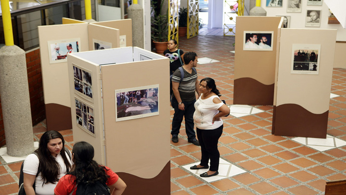 Una galería de fotos de la matanza de los jesuitas fue expuesta en la Universidad Centroamericana de El Salvador (Foto: EFE)