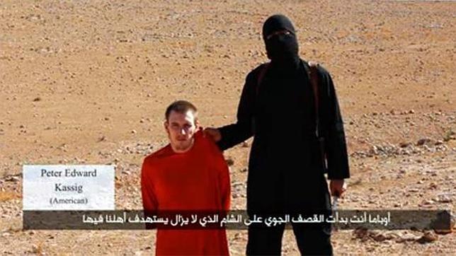 Captura del vídeo con Peter Kassig difundido por el Estado Islámico. (Fuente: ABC)