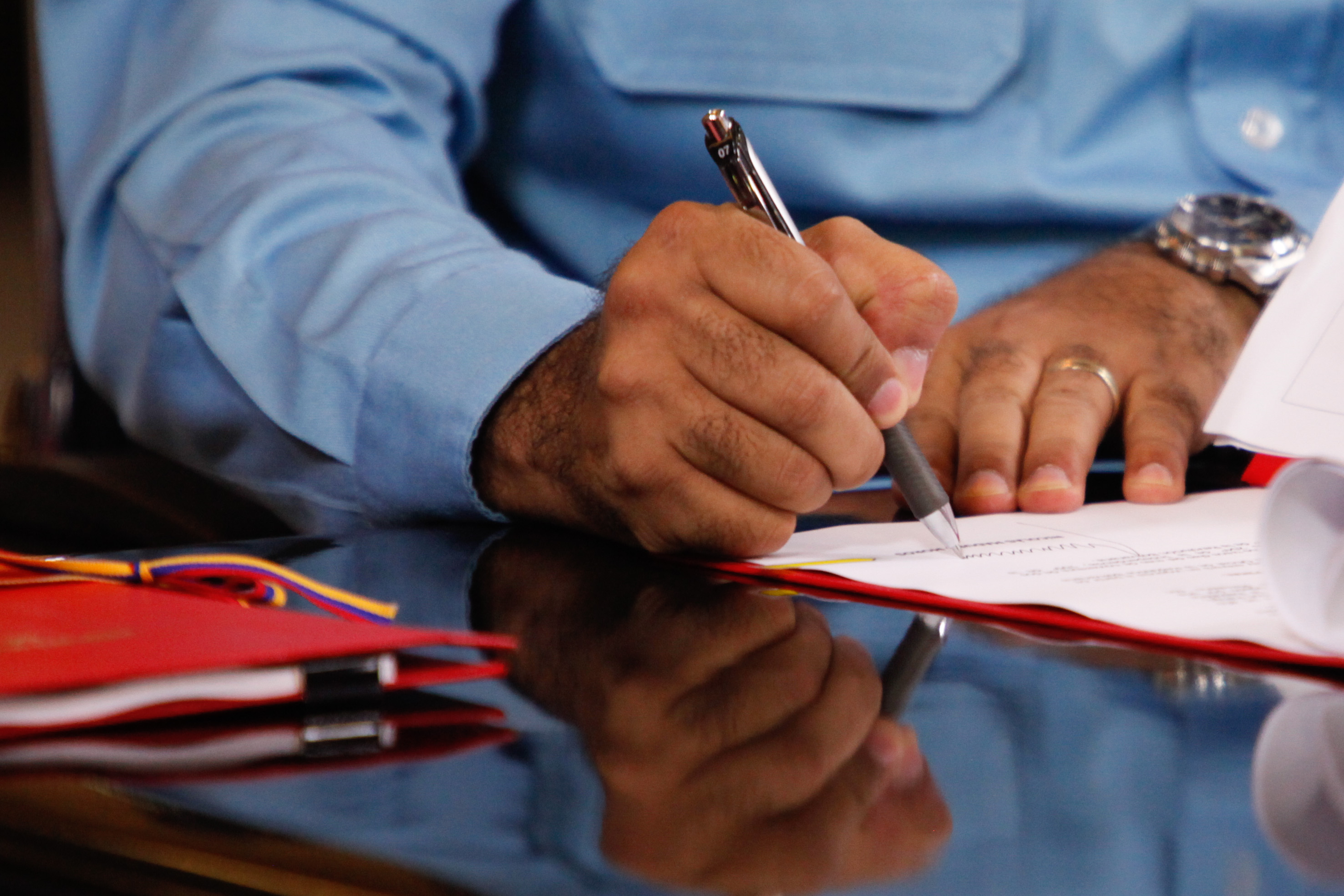 Presidente Maduro firma vía habilitante leyes en materia económica. (Foto: Prensa Presidencial)