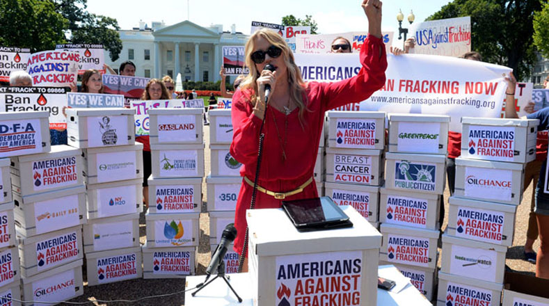 La actriz estadounidense Daryl Hannah participa en una manifestación en contra de la fractura hidráulica en las inmediaciones de la Casa Blanca, Washington, Estados Unidos. 22-08-2013