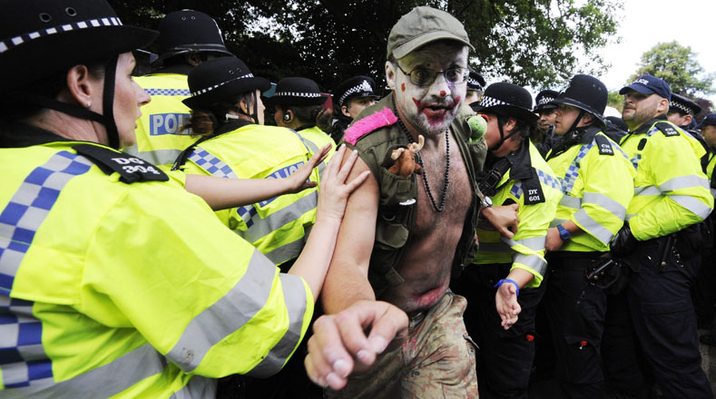 La policía británica arremete contra manifestantes que protestan contra el fracking en las puertas de Cuadrilla Resources en Balcombe, Inglaterra.19-10-2013