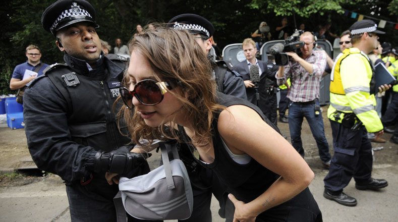 Un policía británico agarra una mujer que protestaba contra el fracking en Inglaterra. 19-10-2013