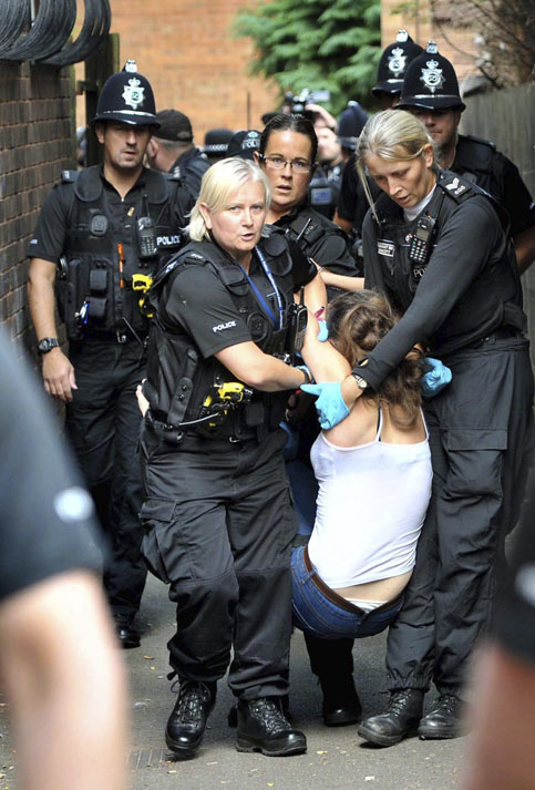 Varios policías cargan con una manifestante que participó en una protesta contra el fracking, en la sede de la compañía energética Cuadrilla, en la localidad de Lichfield, Reino Unido. 19-10-2013