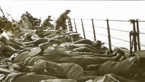 Fotografía tomada en el Canal Inglés, 04 de octubre de 1915. Algunos hombres se ven durmiendo en la cubierta, mientras que otros ven por la borda la amenaza de los submarinos alemanes. (Foto: National Museums Northern Ireland)