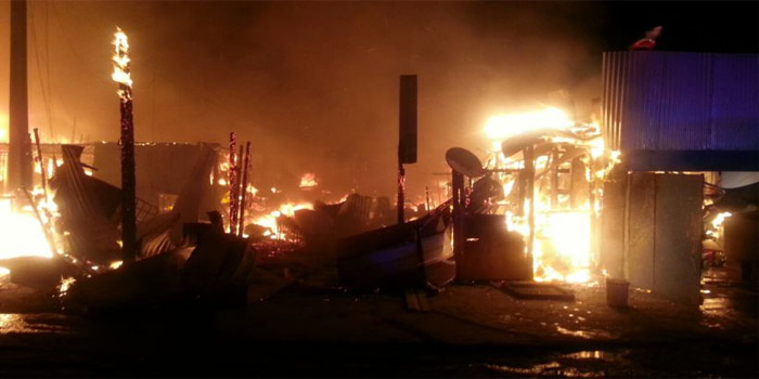 Unas 40 casas destruidas y más de 200 damnificados dejó un incendio al norte de Chile (Foto: @BombaPrat)