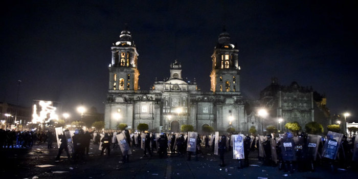 Policías apostados desde tempranas horas en el Zócalo, que al principio servirían para proteger las instalaciones, pero al final, reprimían a los asistentes a la marcha. (Foto: BBC)