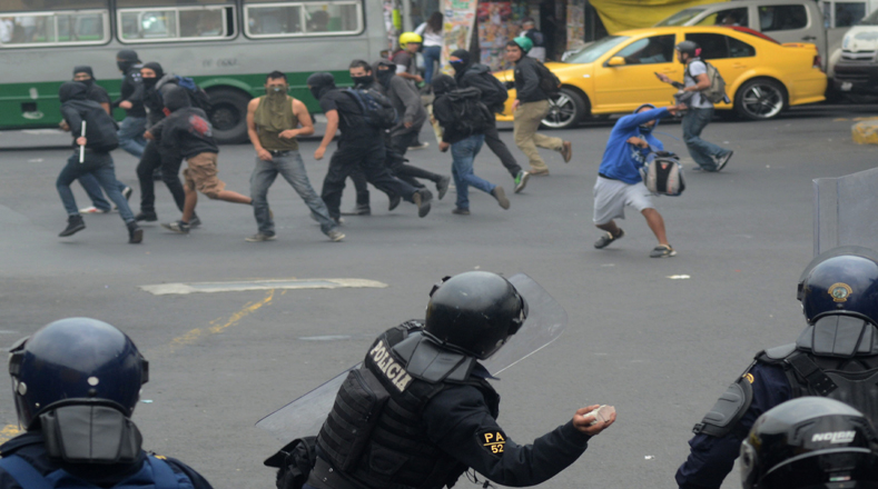 Así se enfrentaron los policías contra los estudiantes en las calles de la capital mexicana. 