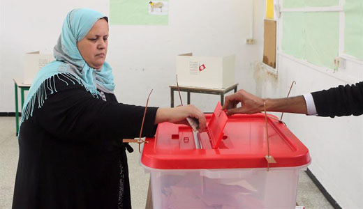 Una votante en un colegio de Túnez.