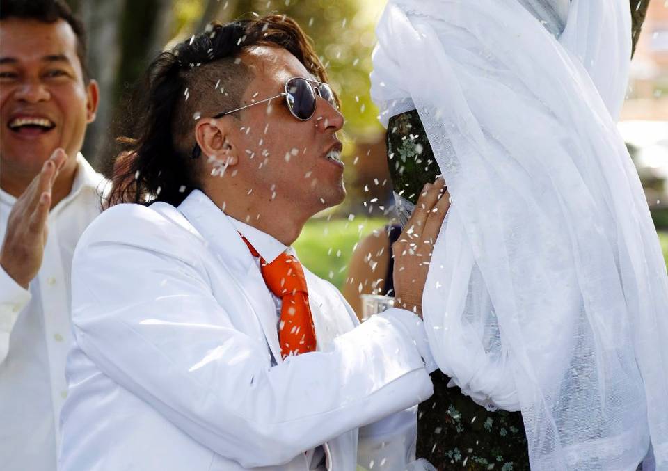 El hombre colombiano se casó con un árbol y pidió respeto a la naturaleza. (Foto: AP)