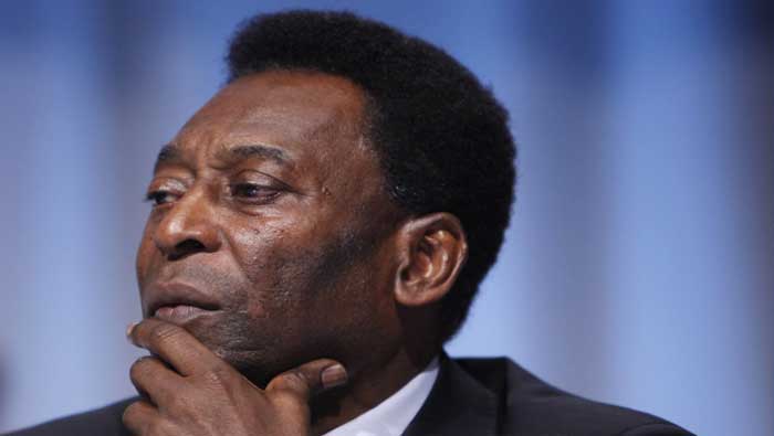 Pelé presentó problemas abdominales el pasado 12 de noviembre y fue internado en el hospital Albert Einstein, donde fue sometido a una cirugía (Archivo)