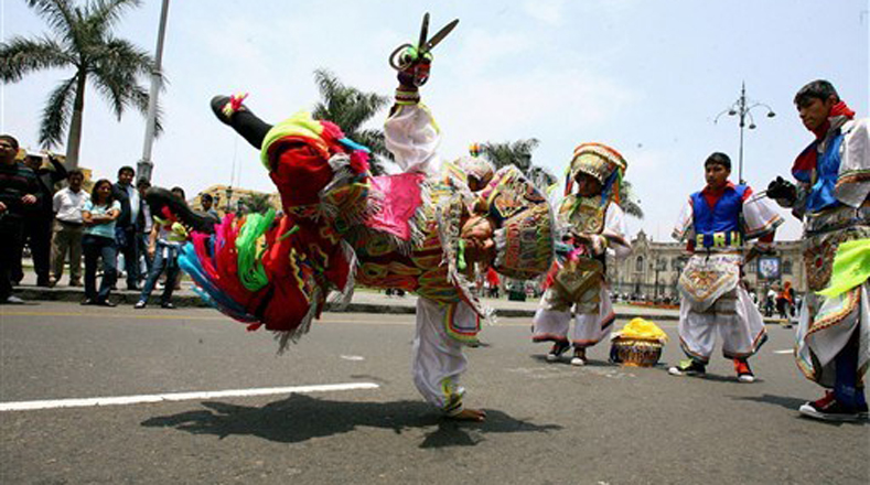 Danza de las tijeras en Perú fue reconocida por la Unesco el 16 de noviembre de 2010.